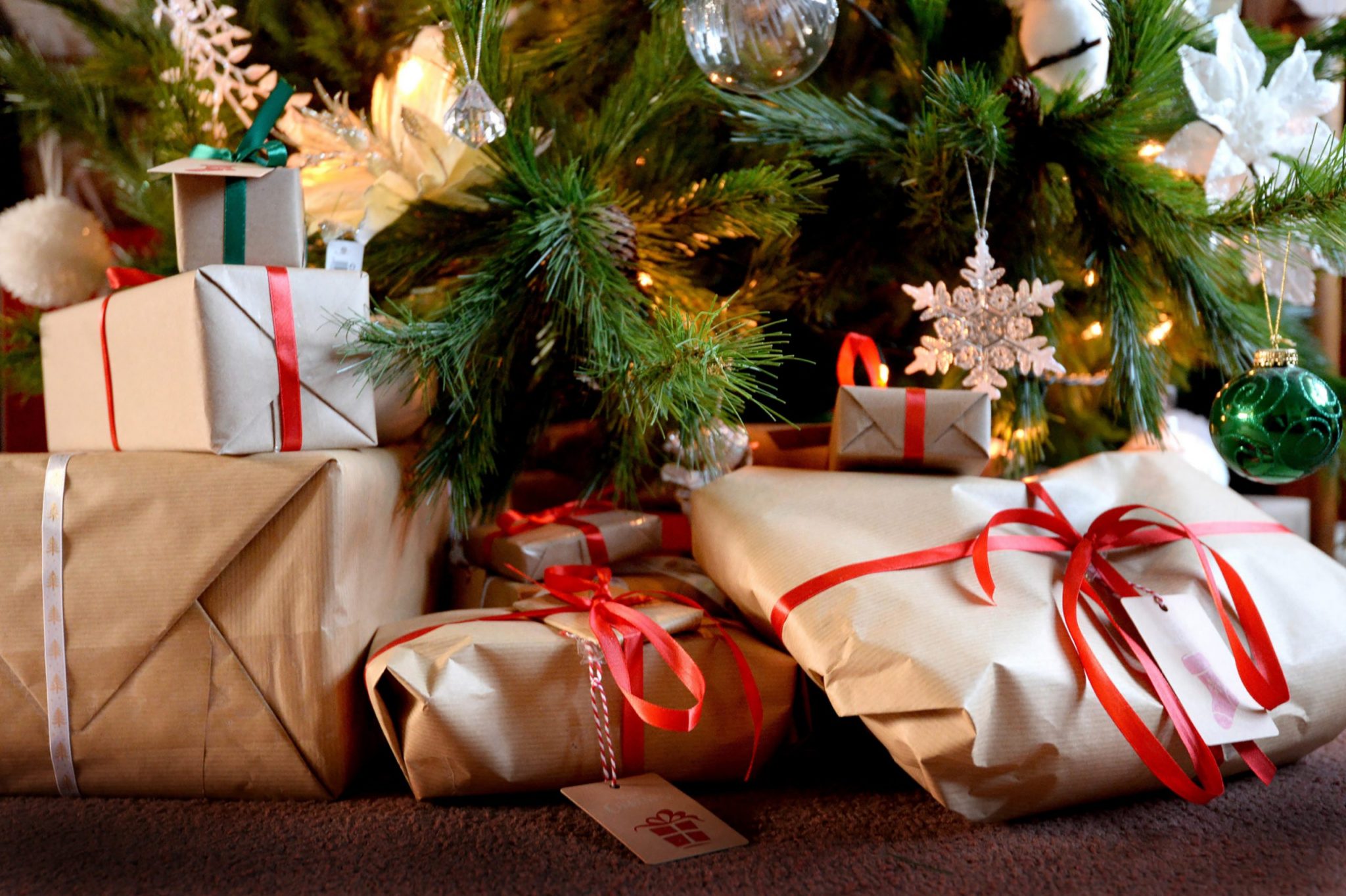 24 Piezas Cajas de Dulces Navideños,Cajas de Dulces Navideños con cinta Cajas de Dulces Navideñas Cajas de papel navideñas Cajas de dulces de chocolate con 2 rollos de cinta para la fiesta de Navidad 